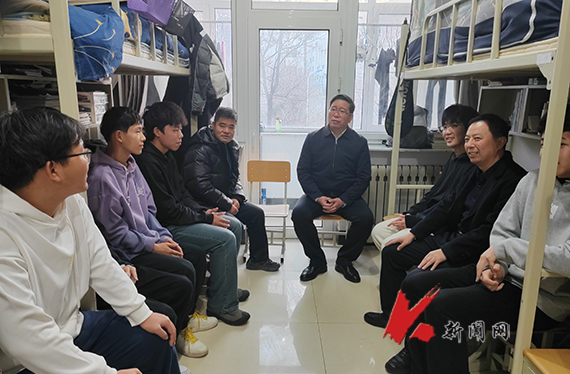 半岛在线官网校长胡军深入对接寝室走访慰问